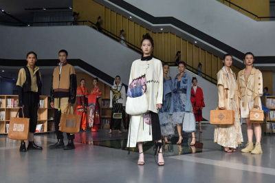 浙江这所高职第七届“融+”纺服时尚周——七彩云尚拉开帷幕