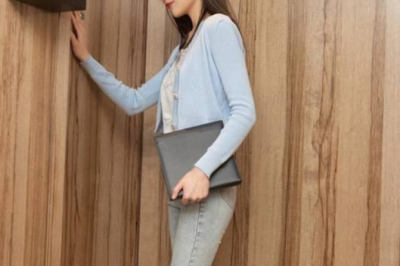 浅蓝色的针织衫搭配牛仔裤，轻松穿出高级时尚感