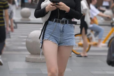 黑色长袖圆领T恤搭配“破烂”款牛仔短裤，穿出优雅女生的时尚美