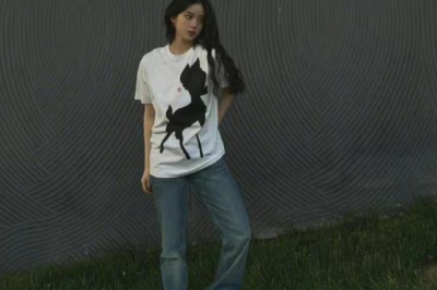 欧阳娜娜穿白色印花T恤配蓝色牛仔裤，清新时尚