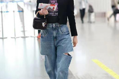 乔欣穿小香风外套搭印花短T恤配破洞牛仔裤，清爽时尚