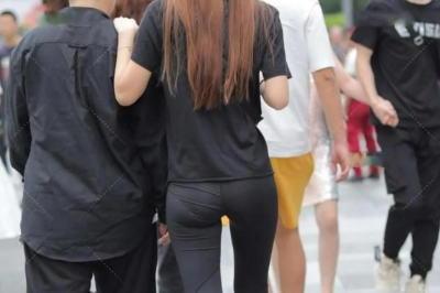 小个子美女穿紧身鲨鱼裤子，很显瘦还时尚