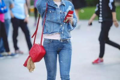 长袖牛仔衣搭配修身牛仔裤，穿出简约经典的时尚美