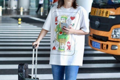 梅婷穿扑克T恤+条纹牛仔裤，时尚有个性