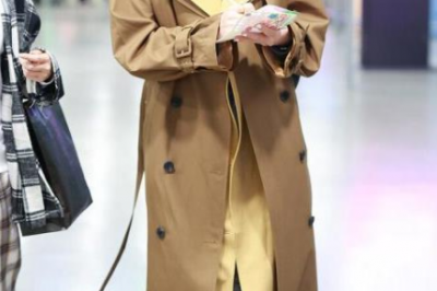 郑希怡穿长款风衣时尚大气