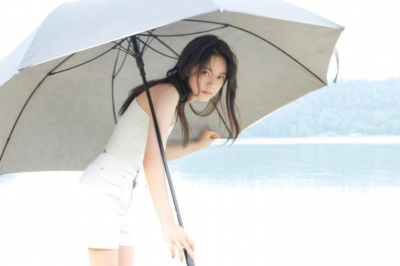 赵今麦穿不对称斜肩露脐针织背心+白色牛仔短裤，时尚潮流，调皮又可爱