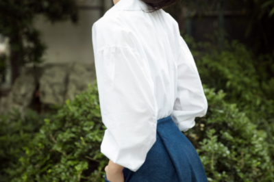 赵今麦穿衬衫配牛仔裙，照着穿也时尚