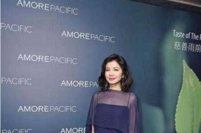 钟楚红蓝色时尚披风配齐肩卷发,60岁美得惊艳 钟楚红蓝色时尚披风配齐肩卷发,60岁美得惊艳