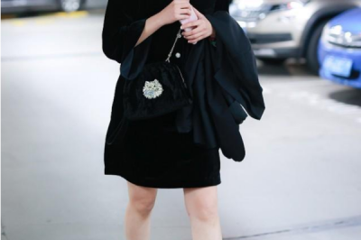 阚清子的时尚看不懂,穿双“雨靴”就敢出门,配丝绒裙却意外时髦 阚清子的时尚看不懂,穿双“雨靴”就敢出门,配丝绒裙却意外时髦