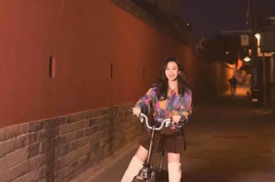 杨紫衬衫配短裙减龄时尚，显得腿又细又长！