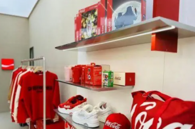 可口可乐服饰旗舰店成都银石广场正式开业