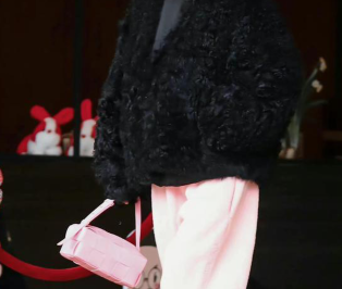 杨幂黑色毛绒外套搭粉色阔腿裤，低调保暖又时尚！