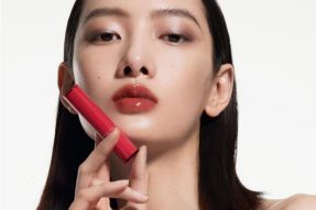 INTO YOU心慕与你携手超模CIci带来全新融点口红，诠释温柔自有光！